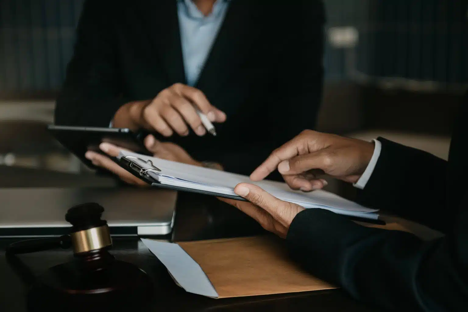 ترجمة العقود والاتفاقيات ترجمة الشهادات والوثائق